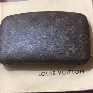 Louis vVuitton Zippy Organizer
